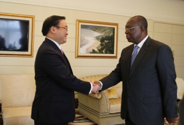 Phó Thủ tướng Hoàng Trung Hải gặp Phó Tổng thống Angola Manuel Domingos Vicente