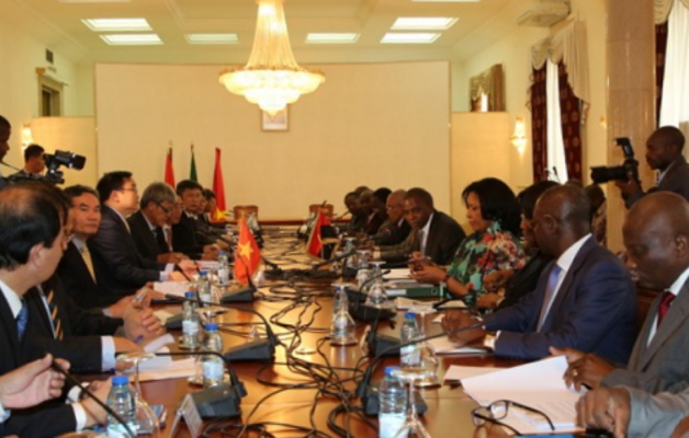 Phó Thủ tướng Hoàng Trung Hải hội đàm với Bộ trưởng Nhà nước phụ trách dân sự Angola Edeltrudes da Costa. Ảnh: VGP/Nguyên Linh