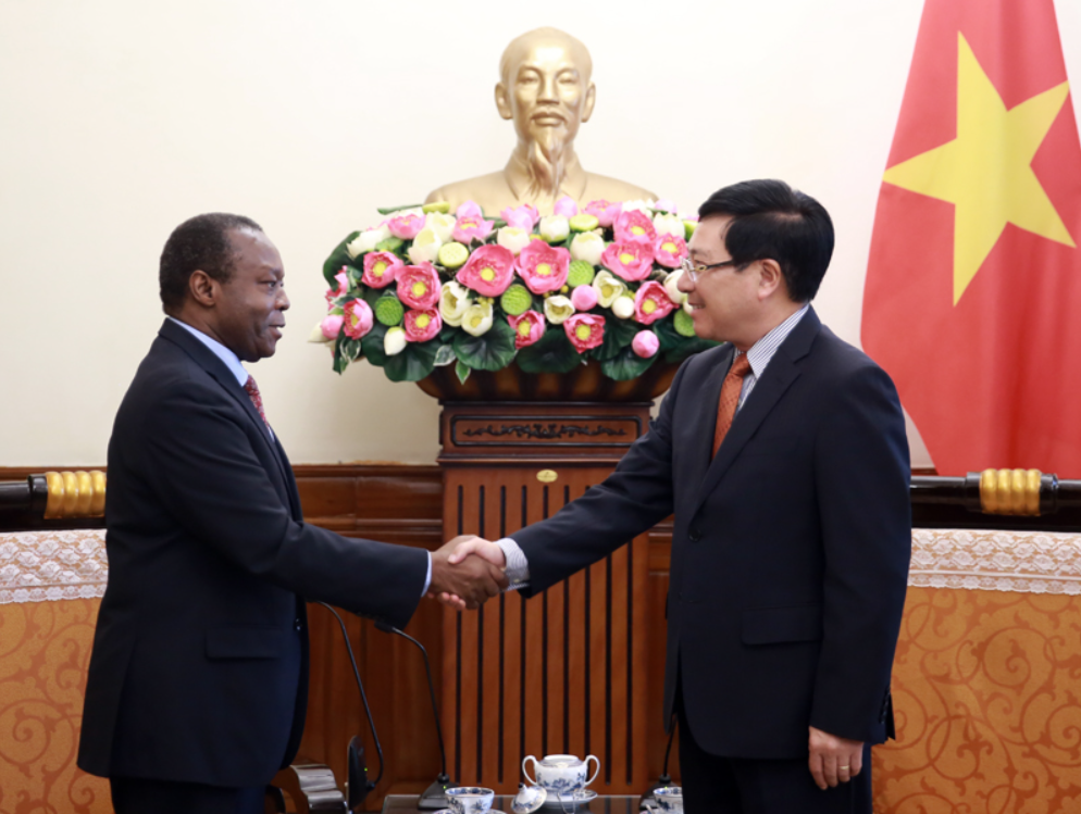 Phó Thủ tướng Phạm Bình Minh và Đại sứ Angola Agostinho Andre De Carvalho Fernandes - Ảnh: VGP/Hải Minh